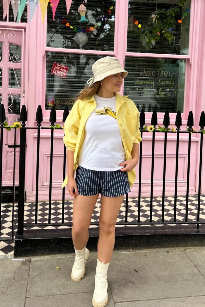 Boxer Shorts Outfits: Boxer Shorts + Graphic Tee + Boots or Wellies