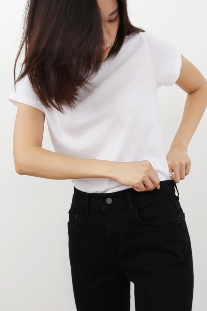 What to Wear with Black Jeans: white T-shirts 