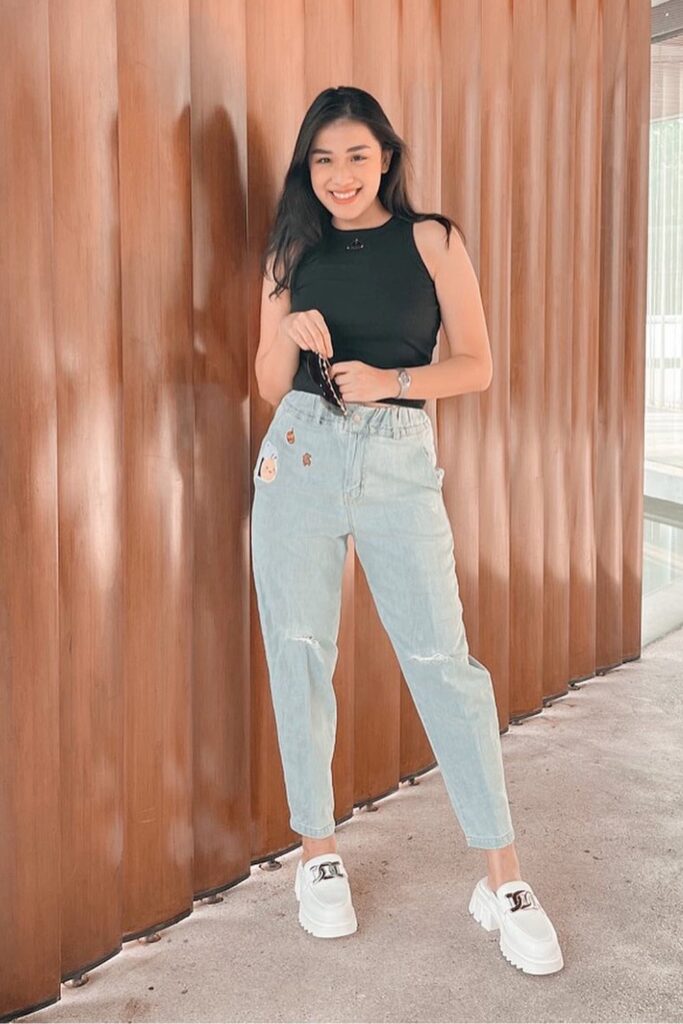 Sleeveless Crop Top + Mom Jeans + Sneakers