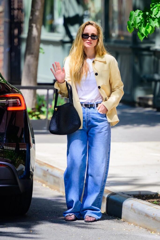 Street Style: The Buttery-Yellow Overshirt With a Mesh Ballet Flat