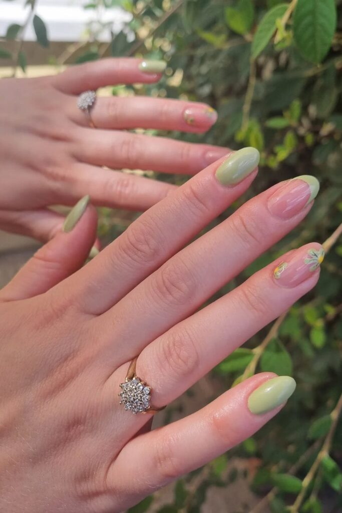47 Mint Green Nail Ideas That'll Make Your Manicure Feel Like a Breath of Fresh Air Forest-Green-Nail-Ideas-1